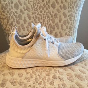 New Balance- White tennis shoes